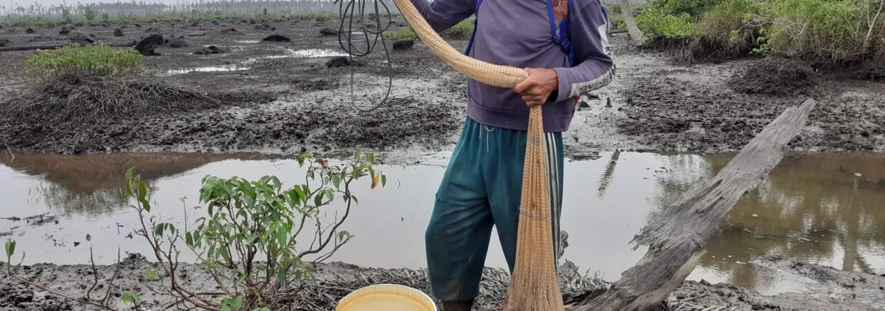 Irham, 40 tahun, petani kelapa tanpa kebun. Menyambung hidup dengan beralih jadi nelayan. Penghasilan hanya cukup untuk kebutuhan sehari. Putrinya putus sekolah karena tak ada biaya. Foto Suryadi.jpg