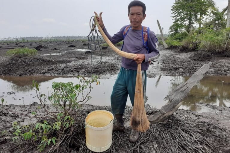 Irham, 40 tahun, petani kelapa tanpa kebun karena sudah terkena abrasi. Menyambung hidup dengan beralih jadi nelayan. Penghasilan hanya cukup untuk kebutuhan sehari. Putrinya putus sekolah karena tak ada biaya. Foto: Suryadi/ Mongabay Indonesia