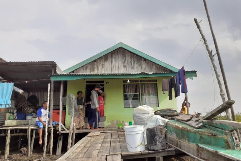 Asni dan keluarga. Petani kelapa di Sungai Bandung yang semakin cemas karena air laut tak terbendung lagi menenggelamkan kebun tersisa. Foto Suryadi/ Mongabay Indonesia 
