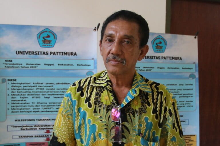 Dosen Sosiologi Fakultas Ilmu Sosial dan Pemerintahan Universitas Pattimura, Dr. Pieter Jacob Pelupessy. Foto: Christ Belseran/ Mongabay Indonesia
