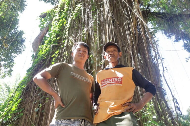 Pemuda adat Moa dengan latar pepohonan di hutan adat mereka. Foto: Sarjan Lahay/ Mongabay Indonesia