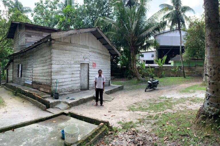 Bujang Ramli, sulit hidup tenang saat PLTU beroperasi. Foto: Teguh Supriyanto/ Mongabay Indonesia
