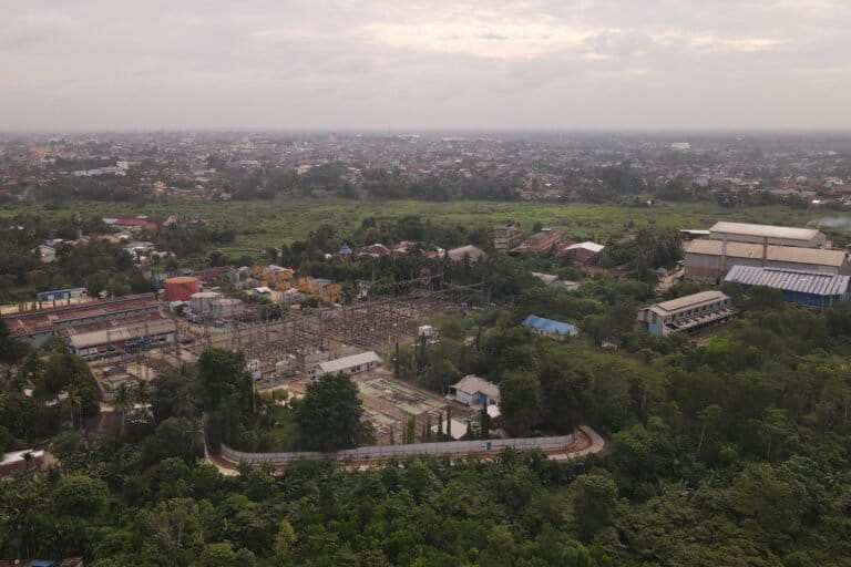 Kawasan pembangkit PLN di Payo Selincah. Foto: Teguh Supriyanto/ Mongabay Indonesia