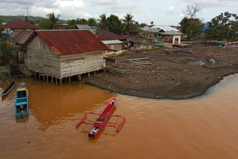 Air Sungai Sagea berubah warna, dari jernih jadi oranye kecoklatan. Muara sungai Sagea, banyak perunahan warga yamg menggantungkan hdupnya pada sumber air. Foto: Adlun/Save Sagea