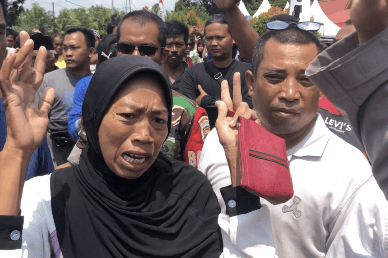 Seorang ibu-ibu ingin bertemu menteri Menteri Investasi atau Kepala Badan Koordinasi Penanaman Modal Bahlil Lahadalia saat berkunjung ke Pulau Rempang, Batam. Foto Yogi Eka Sahputra.PNG