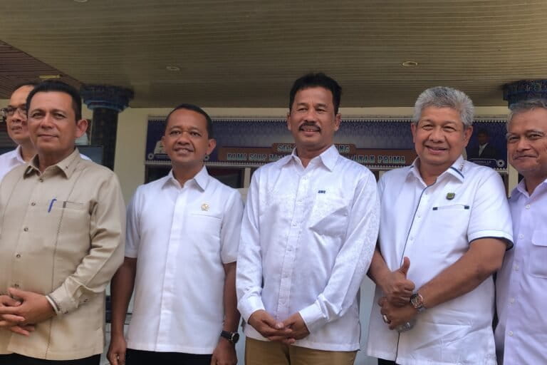Menteri Investasi Bahlil Lahadalia bersama jajaran Pemerintah batam, usai meninjau Pulau Rempang.Foto: Yogi Eka Sahputra/ Mongabay Indonesia