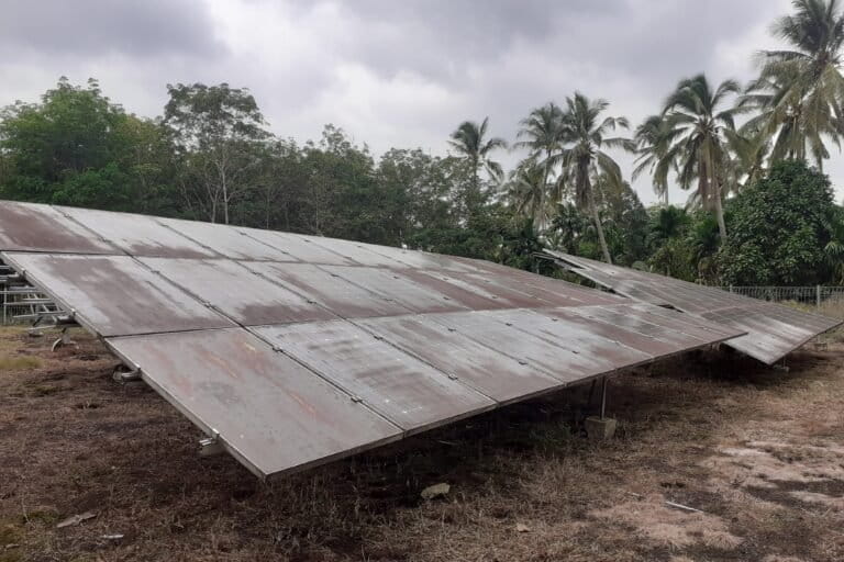 Panel Surya di Teluk Bakau setelah tidak berfungsi. Sebagian dititipkan ke masyarakat untuk keperluan di rumah yang berminat memiliki listrik energi matahari secara mandiri. Foto Suryadi (1).jpg