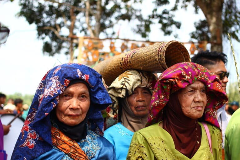 Nyai-nyai di Desa Muaro Pijoan, Muaro Jambi saat Festival Bebiduk Besamo membawa segala alat dari budaya dan tradisi di Sungai Batanghari.JPG