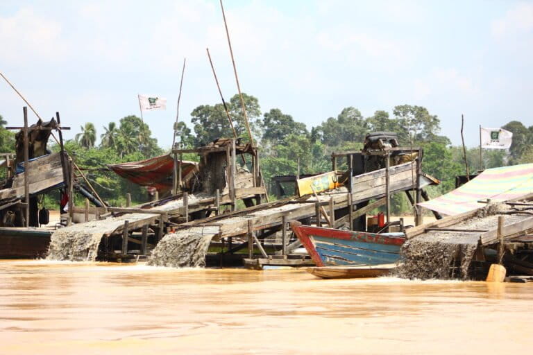 Alat dompeng beraktifitas di sepenjang Sungai Batanghari.JP