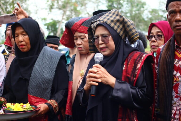Bundo Kandung di Candi Pulau Sawah adakan ritual masak nasi kancah. Foto: Elviza Diana/ Mongabay Indonesia