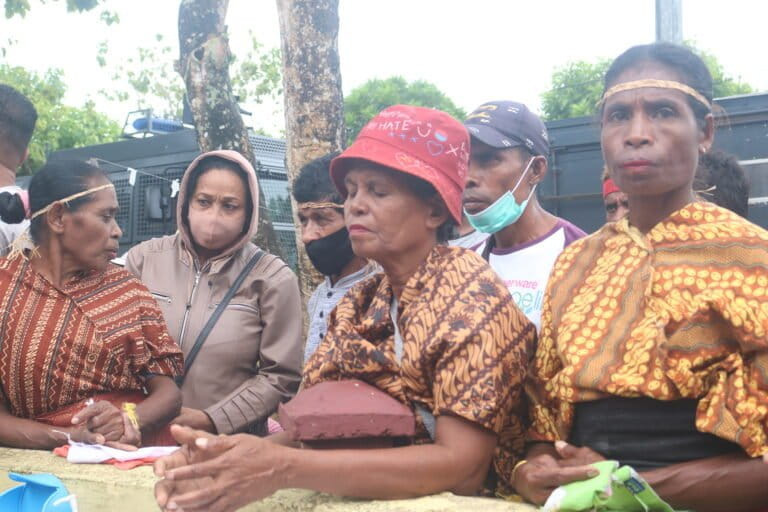 Masyarakat Adat Marfenfen di depan Pengadilan Negeri Dobo Kepulauan Aru jelang sidang putusan sengketa lahan melawan TNI AL. Foto: Christ Belseran/ Mongabay Indonesia 