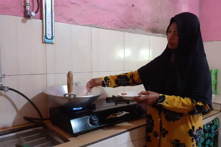 Suramti tidak pernah beli LPG lagi setelah suaminya mengolah kotoran sapi jadi biogas. Kini, tabung gas hanya jadi cadangan bahkan dipinjamkan ke tetangga. Foto Suryadi/ Mongabay Indonesia
