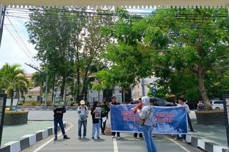 Aktivis lingkungan dan mahasiswa pun tergabung dalam Koalisi Advokasi Karst Sulawesi Tengah (Sulteng) unjuk rasa di depan Kantor Gubernur dan DPRD Sulteng, 7 September lalu. Mereka meminta Pemerintah Sulteng harus menghentikan segala pemberian izin untuk penambangan di kabupaten itu.. Foto: Jatam Sulteng