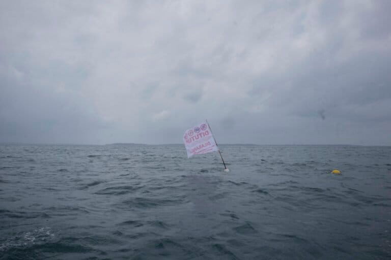 Bendera tanda wilayah jeda tangkap di Pulau Beriulou Desa Sinaka Mentawai. Foto: Jaka HB/MOngabay Indonesia