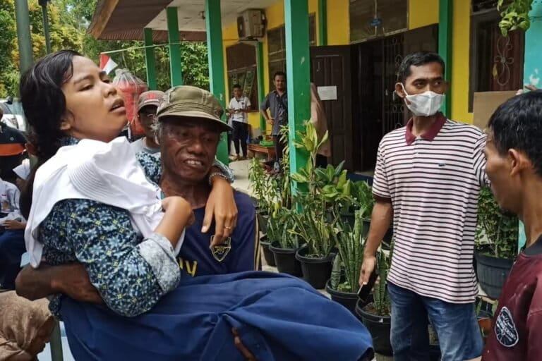 Seorang murid digotong usai terkena gas air mata aparat gabungan saat menerobos masuk ke Pulau Rempang untuk melakukan pematokan lahan, Kamis 7 September 2023. Foto Yogi Eka Sahputra