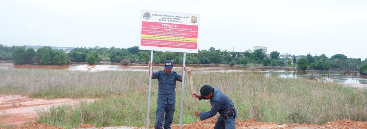 Beberapa petugas Gakkum KLHK memasang plang penyegelan reklamasi di Nongsa Batam. Foto: Yogi Eka Sahputra/ Mongabay Indonesia