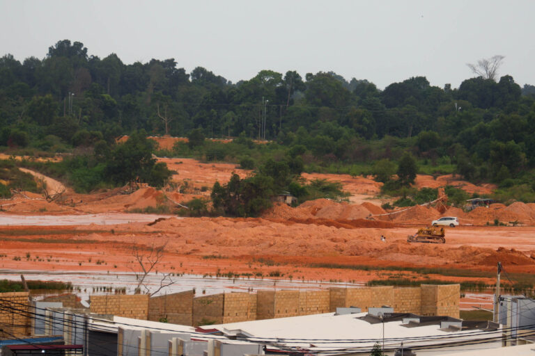 Kondisi tutupan hutan yang terdampak penambangan pasir di Kota Batam. Foto: Yogi Eka Sahputra/ Mongabay Indonesia