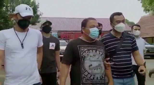 Bupati Langkat nonaktif Terbit Rencana Perangin-angin ditetapkan sebagai tersangka karena kepemilikan satu individu orangutan Sumatera secara ilegal. Foto: Ayat S Karo-karo/ Mongabay Indonesia