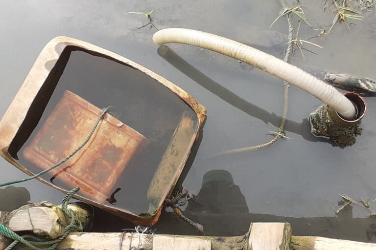 Satu titik sumur bor di Desa Kuala Selat, air kuning dan tak layak konsumsi. Buat mandi pun terpaksa karena tak ada pilihan lain. Foto: Suryadi/ Mongabay Indonesia