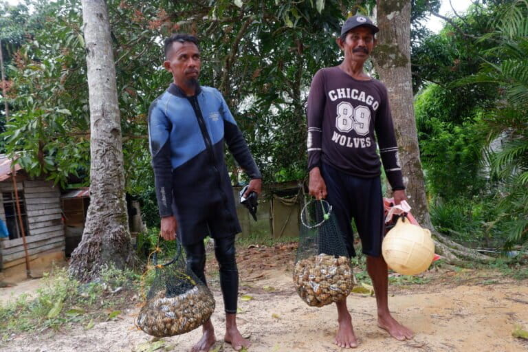Beberapa nelayan bawa hasil tangkap ikan di Pulau Rempang. Foto: Yogi Eka Sahputra/ Mongabay Indonesia