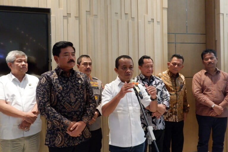Menteri Investasi, Bahlil Lahadalia (baju putih tengah) menjelaskan soal PSN di Pulau Rempang usati rapat koordinasi di Batam, Foto: Yogi Eka Sahputra/ Mongabay Indonesia