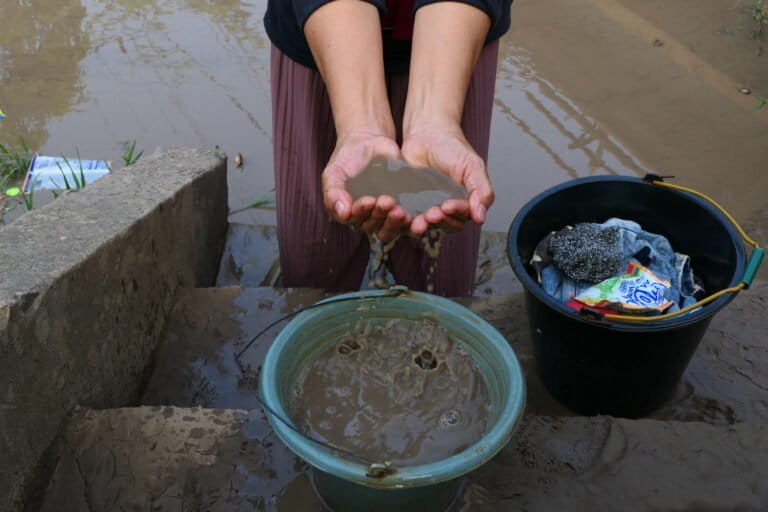 Warga menunjukkan air Sungai Kungkilan di Muara Maung, yang tercemar. Foto: RMOL Sumsel