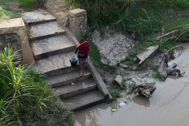 Warga mencuci di sungai yang berwarna abu-abu diduga tercemar batubara. Foto: RMOL sumsel