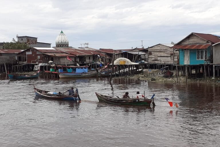 Nelayan kecil Panipahan, menjaring ikan untuk penuhi keperluan konsumsi mereka. Foto: Suryadi/ Mongabay Indonesia