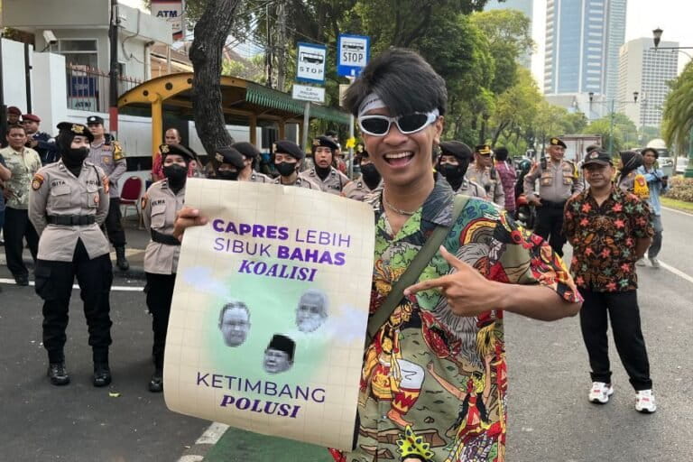 Reizha Ananda (22) ikut dalam aksi Power Up: Transisi untuk Solusi di Komisi Pemilihan Umum Jakarta. Foto: Lusia Arumingtyas/Mongabay Indonesia.