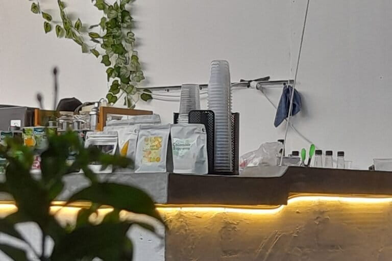 Tumpukan stok gelas plastik di meja barista sebuah kedai kopi di Sleman, Yogyakarta. Foto: Halimatus Sakdiyah/Mongabay Indonesia