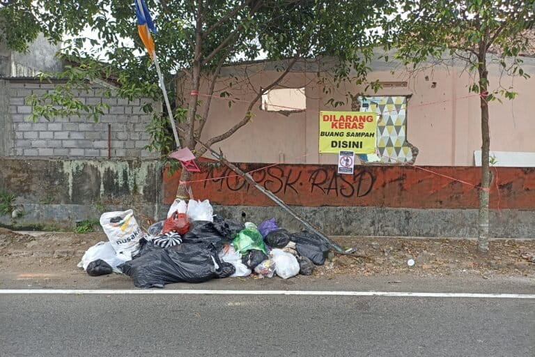 Tumpukan sampah di pinggiran Jalan Kusbini, sekitar 150 meter di barat kantor Dinas Lingkungan Hidup Kota Yogyakarta. Setelah TPA Piyungan ditutup, tumpukan sampah banyak ditemui di pinggir-pinggir jalan di wilayah Yogyakarta. Foto: M. Hasbi Kamil/Mongabay Indonesia