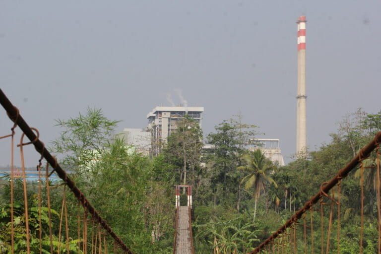PLTU Keban Agung terlihat jelas dari tepi Sungai Lematang di Desa Muara Maung, Merapi Barat, Lahat, Sumsel. Foto: RMOL Sumsel