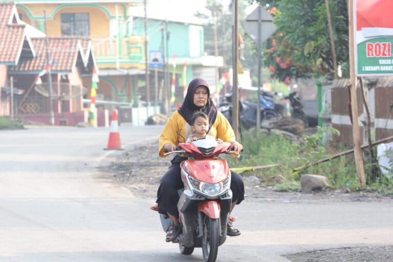 Warga Muara Maung tidak memakai masker meski wilayah itu diselimuti debu batubara. Foto: RMOL Sumsel 