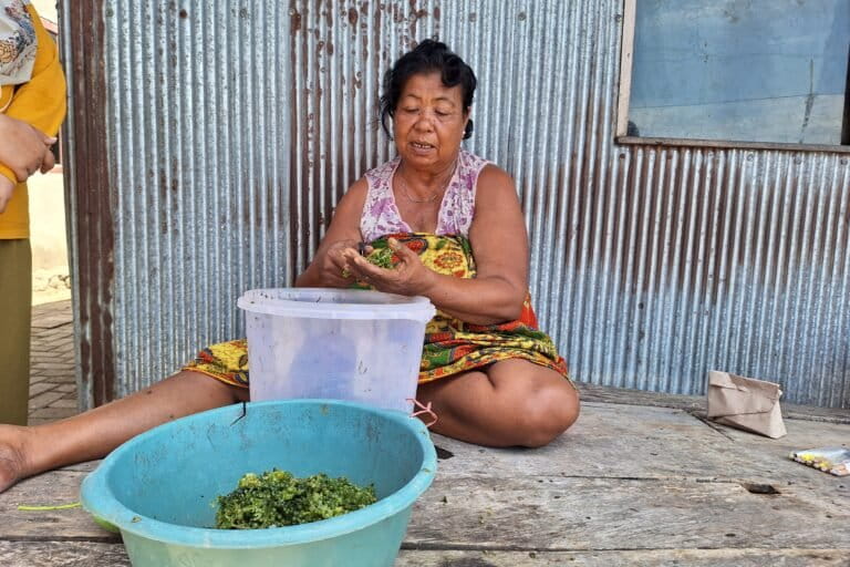 Nelayan perempuan Lae-Lae sedang memilah lato'. Foto: Saskia Salsyam/Mongabay Indonesia