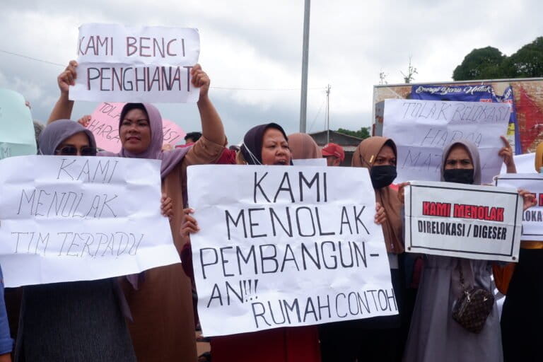 Spanduk protes penolakan pembangunan perumahan rumah contoh untuk warga relokasi yang terdampak proyek Rempang Eco-City di Batam. Foto: Yogi Eka Sahputra/ Mongabay Indonesia
