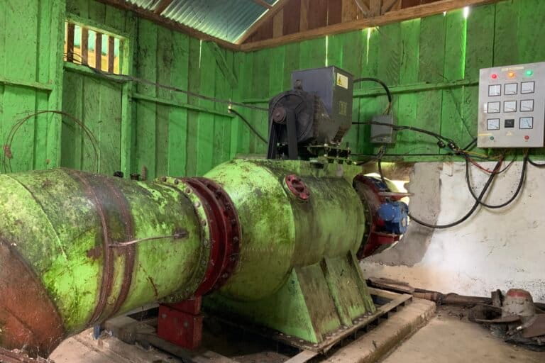 Turbin PLTMH Tanjung Kasri berkapasitas 60 kilowatt. Listrik yang dihasilkan cukup untuk menerangin 132 rumah di Desa Tanjung Kasri. Foto: Teguh Suprayitno/ Mongabay Indonesia