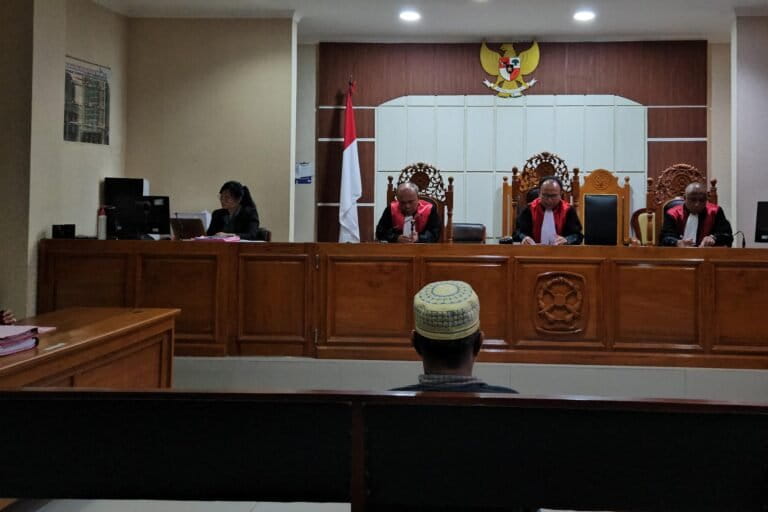 Majelis Hakim, Derman P Nababan, Hakim Ketua. Llau Wempy WJ Duka dan Roberto Naibaho, sebagai Hakim Anggota, saat baca putusan. Foto: Asrida Elisabeth/ Mongabay Indonesia