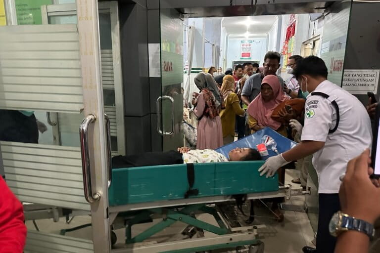 Ada-ratusan-orang-jadi-korban-keracunan-akibat-proyek-PLTP-Sorik-Marapi-korban-terus-berjatuhan-sehingga-pemerintah-harus-menutup-proyek-ini-Ayat-S-Karokaro-scaled.jpg