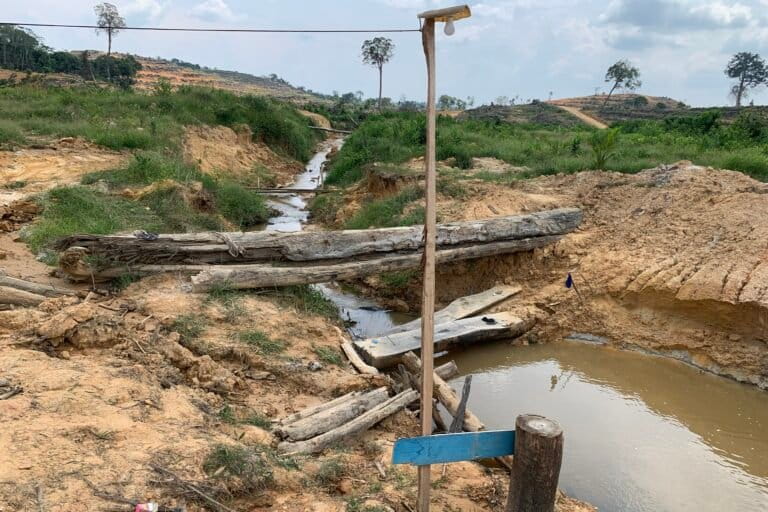 Sungai Pawal yang menjadi batas alam antara wilayah PT SDM dan wilayah orang rimba sesuai perjanjian yang ditandatangani pada 1991. Foto: Teguh Suprayitno/ Mongabay Indonesia