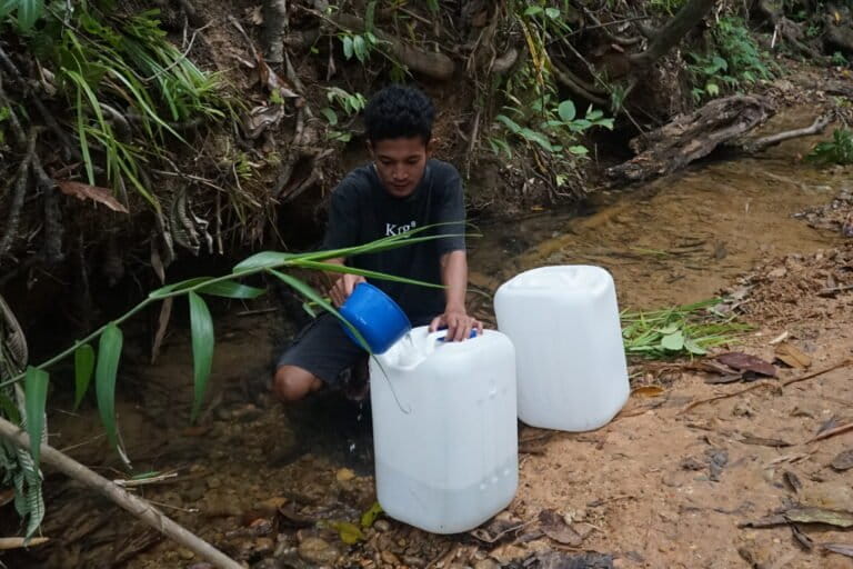 Warga mengambil air di sungai karena sumur di Dusun Sinaka Desa Sinaka Kering oleh kemarau atau elnino. Foto: Rus Akbar