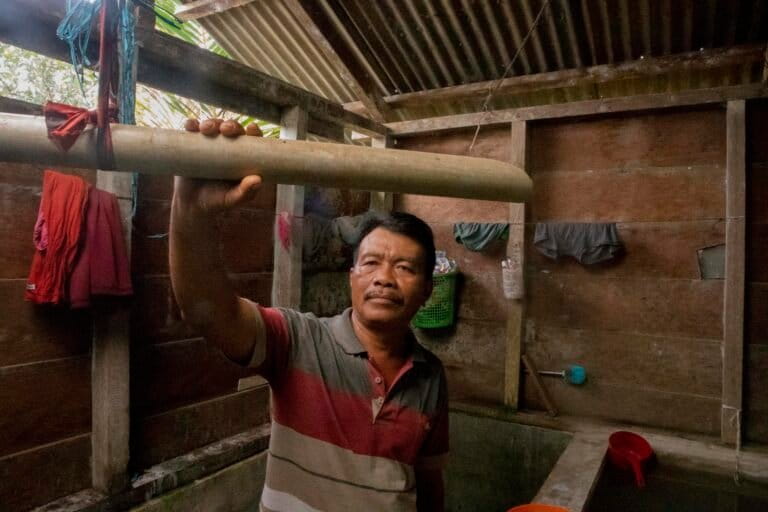 Martinus, warga Koritbuah membuat instalasi penampung air sendiri yang mengalir ke kamar mandi dan beberapa penampung. Foto: Jaka HB/ Mongabay Indonesia