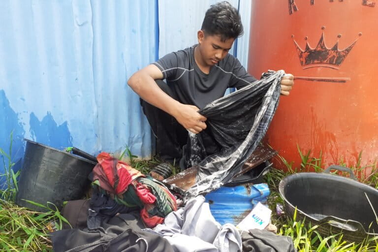 Muhammad Erlangga, santriwan SMK An-Nur mencuci dengan air hujan. Air sumur bor tak layak karena buat pakaian jadi kuning. Foto: Suryadi/Mongabay Indonesia