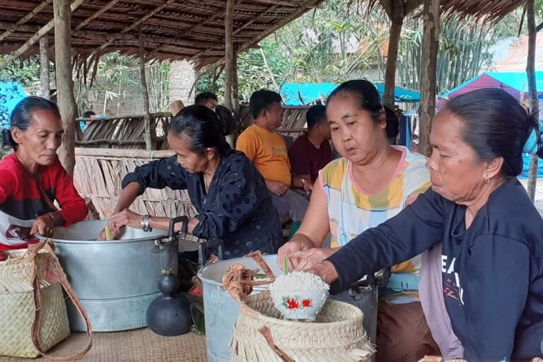 Masyarakat adat Talang Parit, Indragiri Hulu, menyiapkan konsumsi dalam persiapan gawai atau pernikahan. Foto Suryadi