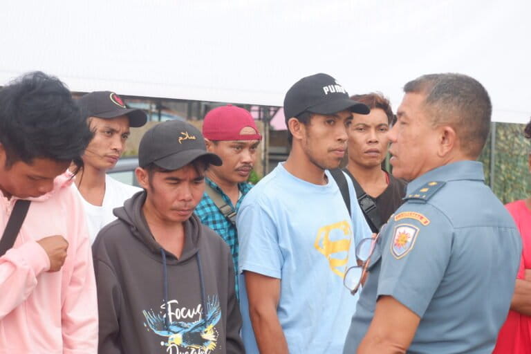 Prajurti TNI AL memberikan pengarahan kepada para pekerja sawit di Malaysia saat mencoba masuk ke Batam secara non prosedural, Selasa, 21 Mei 2024. Foto: Yogi Eka Sahputra/Mongabay Indonesia