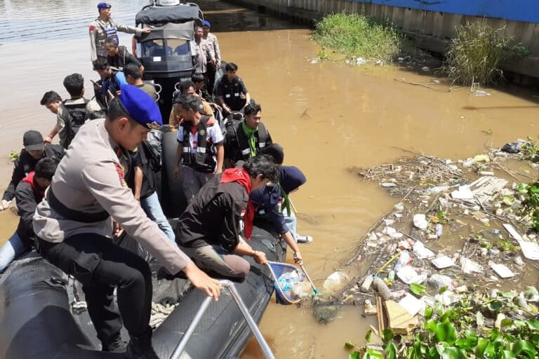 Sampah di Sungai Siak, yang mencemari sungai dan tumbulkan bau tak sedap. Foto: Suryadi/Mongabay Indonesia