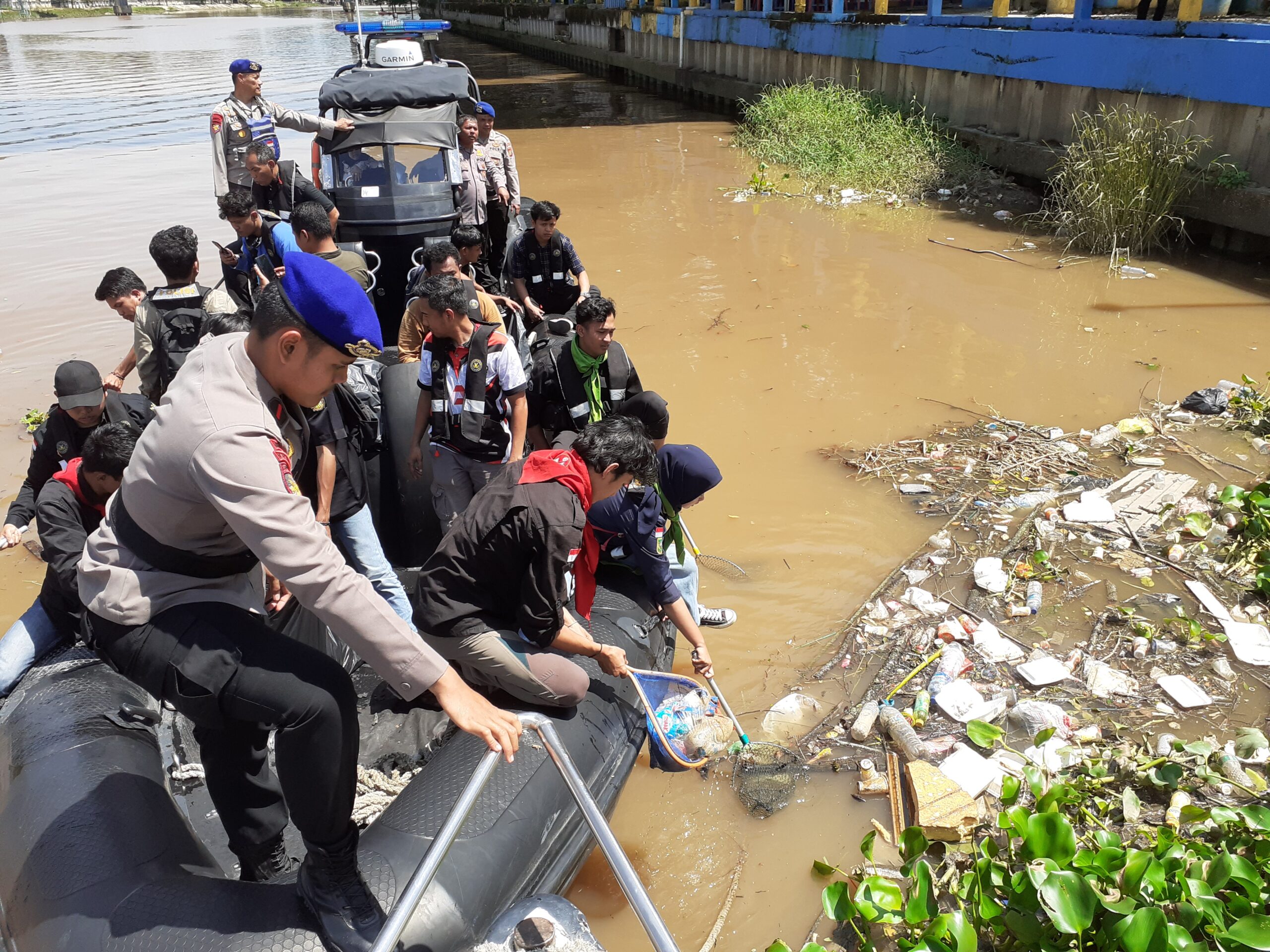 Sampah di Sungai Siak, yang mencemari sungai dan tumbulkan bau tak sedap. Foto: Suryadi/Mongabay Indonesia