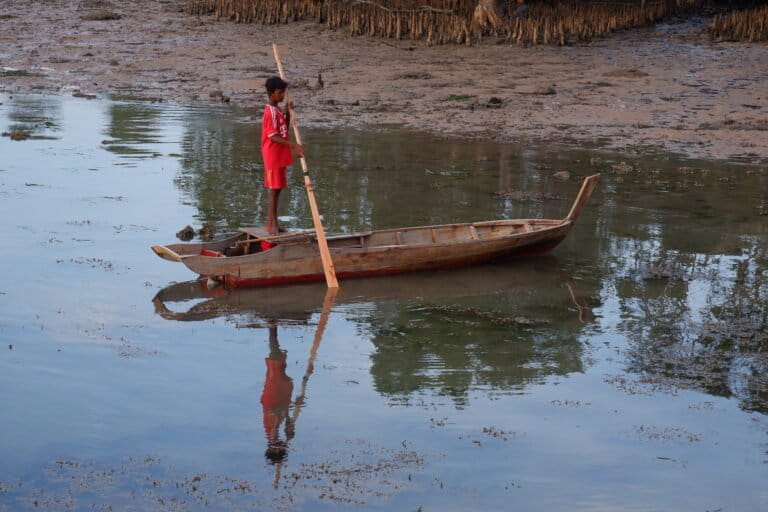 Seorang anak Suku Laut mendayung sampan usai melaut di pesisir Pulau Tanjung Sauh Batam. Foto Yogi Eka Sahputra/Mongabay Indonesia