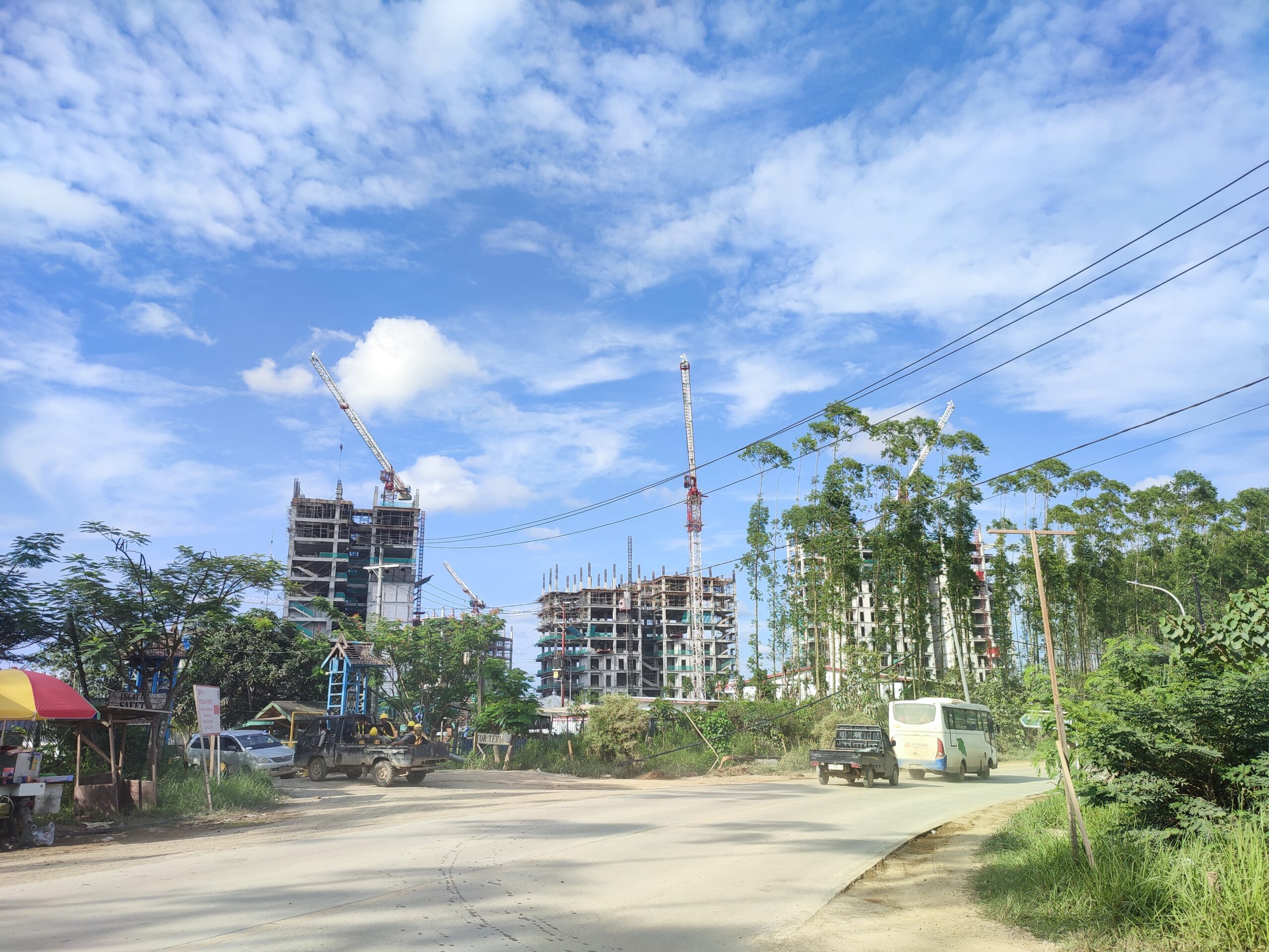 Proyek pembangunan apartemen di Kawasan Inti Pusat Pemerintahan IKN di Desa Bumi Harapan, Kecamatan Sepaku, Kabupaten PPU, Kaltim, 28 April 2024, Foto : Abdallah Naem/ Mongabay Indonesia