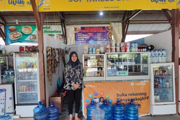 Warung Yati Dahlia, UMKM yang disediakan oleh OIKN di rest area, Desa Bumi Harapan, Kabupaten PPU, Kaltim, 28 April 2024. Foto: Abdallah Naem/Mongabay Indonesia