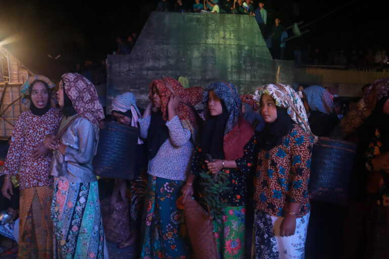 Pertunjukan drama kolosal tentang tradisi beselang angkut padi di areal gelanggang bantai adat yang berada tepi Sungai Batang Tabir. Foto: Elviza Diana/Mongabay Indonesia